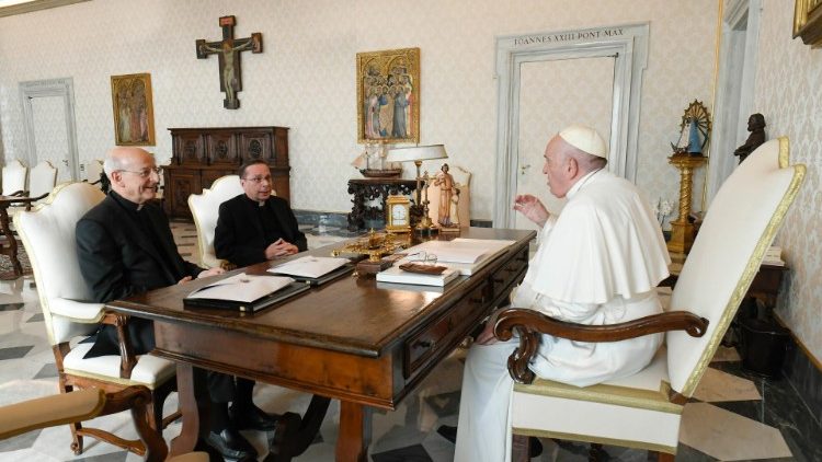 Monsignor Fernando Ocariz Brana, Prelato dell'Opus Dei, in udienza dal Papa nel novembre 2022