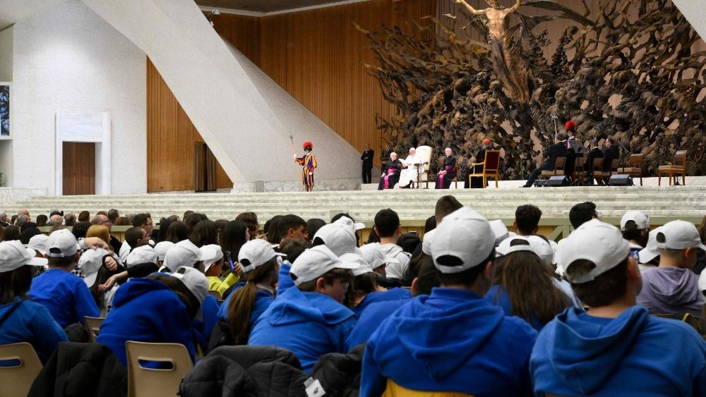 Svätý Otec s účastníkmi výchovného programu „Za mier cez starostlivosť“ (28. nov. 2022)