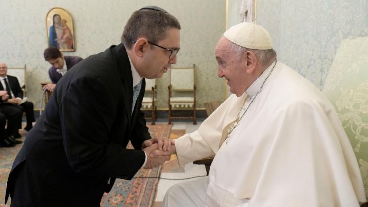 La délégation du Séminaire rabbinique d'Amérique latine reçue par le Pape François le 02 décembre 2022. 
