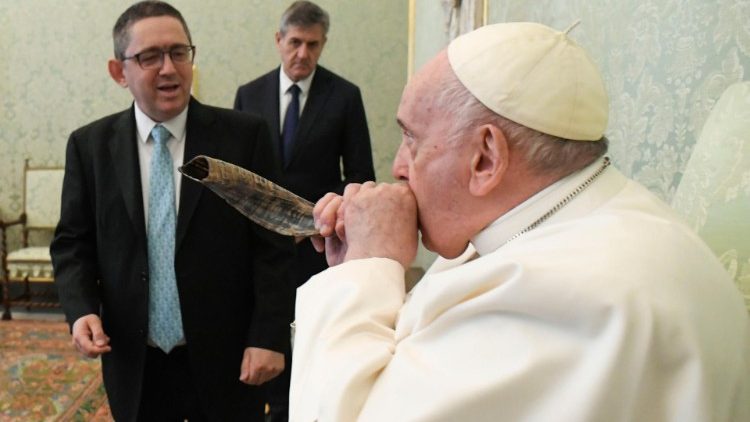 האפיפיור פרנציסקוס עם הרב סטופנמאכר