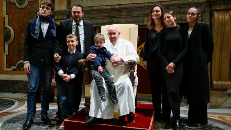 Ferenc pápa egy olasz nagycsalád tagjaival  