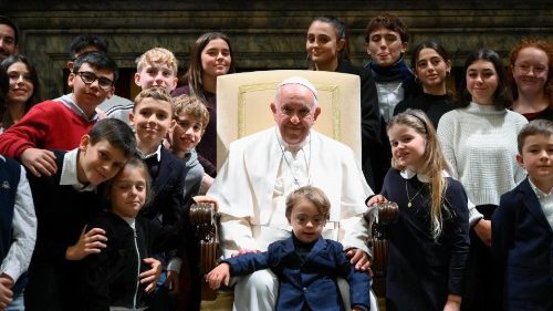 Il Papa: la famiglia sia fattore di fraternità, reagire al grave inverno demografico