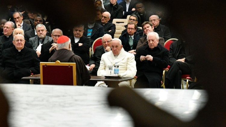 Papa Francisco e os membros da Cúria Romana 