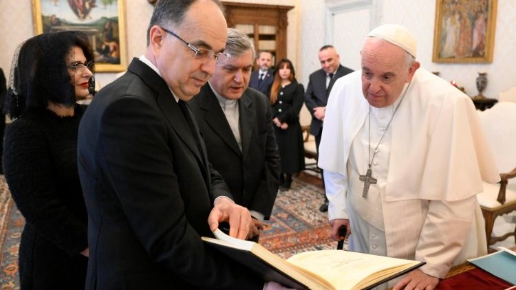Papež Frančišek in predsednik Begaj med izmenjavo darov