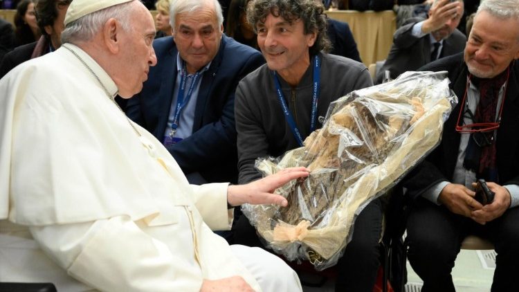 Папата с дарителите на елхата и Рождественската ясла във Ватикана