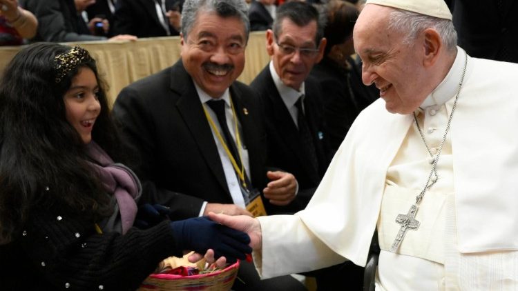 Папата с дарителите на елхата и Рождественската ясла във Ватикана