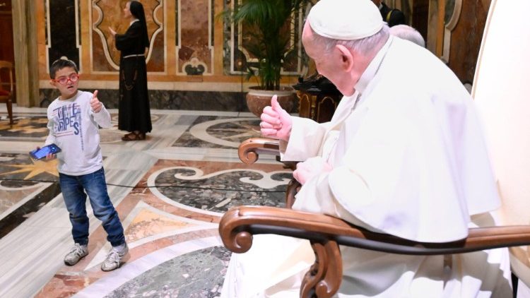 Ferenc pápa egy fogyatékos kisfiúval - értik egymást!    