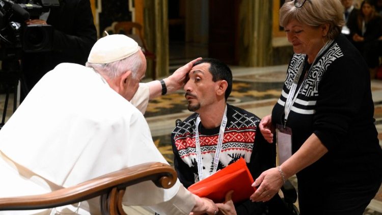 Папата с група хора с увреждания