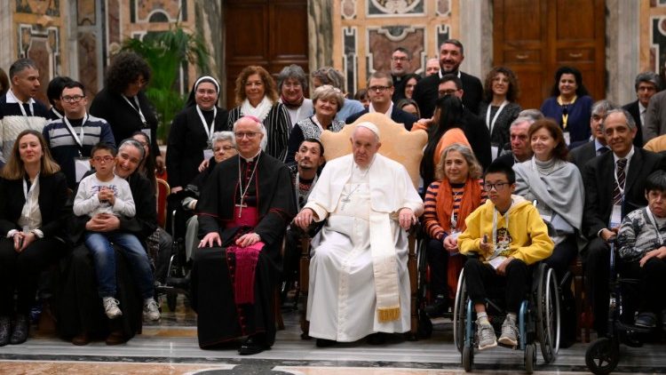 Папата с група хора с увреждания