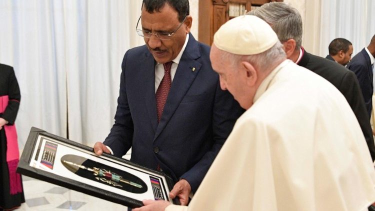 Le président du Niger, Mohamed Bazoum et le Pape François, ce 3 décembre 2022