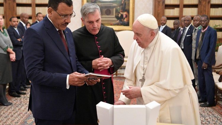 Папа Франциск на встрече с президентом Республики Нигер (3 декабря 2022 г.)