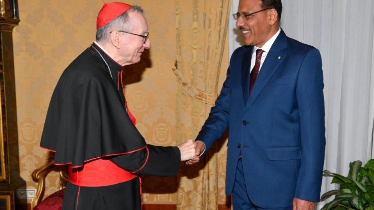 L'incontro tra il cardinale Parolin e il presidente del Niger