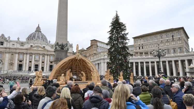 Вярващи на площад Свети Петър по време на неделната молитва