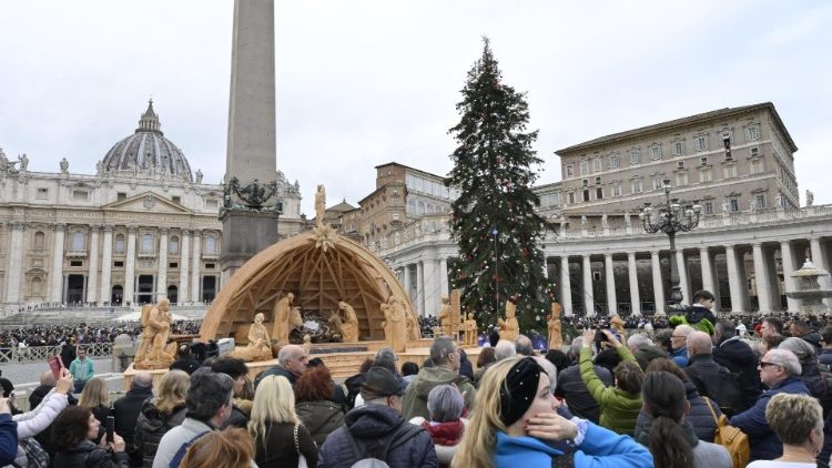 Fedeli in Piazza San Pietro per l'Angelus nella seconda domenica di Avvento