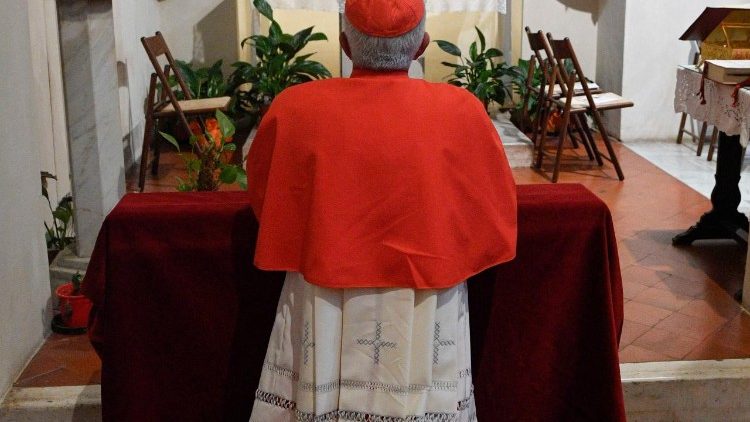 El Cardenal Adalberto reza frente al Sagrario antes de iniciar la celebración. (Vatican Media)