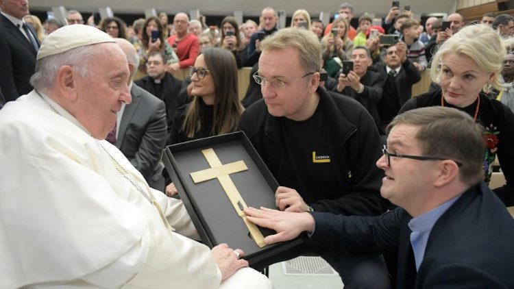 Župan Lviva z delegacijo papežu izroča križ z dvema nabojema, ki sta zadela žrtvi vojne
