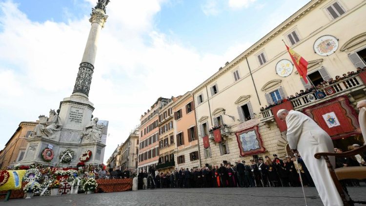 원죄 없이 잉태되신 복되신 동정 마리아 기념비 앞에서 전통적인 공경 예식을 거행하며 기도를 바치는 프란치스코 교황 