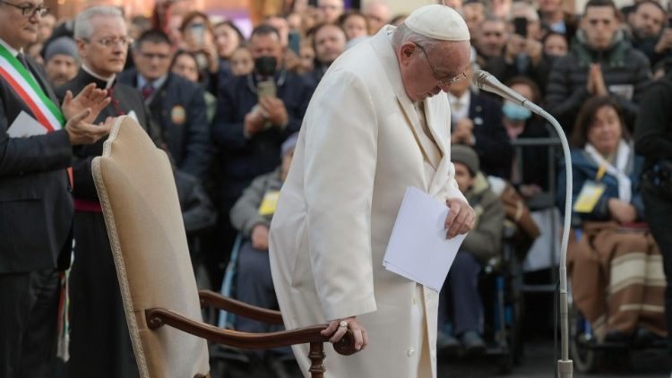 우크라이나의 고통 때문에 눈물을 흘리는 프란치스코 교황