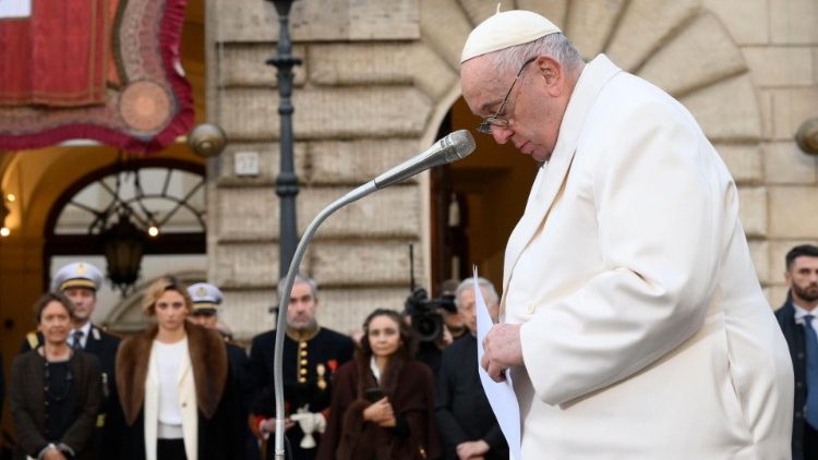 Papst Franziskus beim Gebet vor der Mariensäule auf dem Spanischen Platz