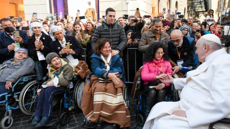 Papst Franziskus begrüßt Behinderte, die auf den Spanischen Platz gekommen sind