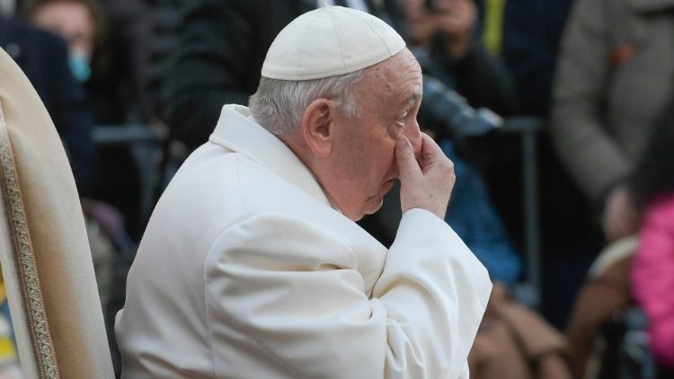 Ein bewegter Papst Franziskus beim Gebet an der Mariensäule (8.12.2022)