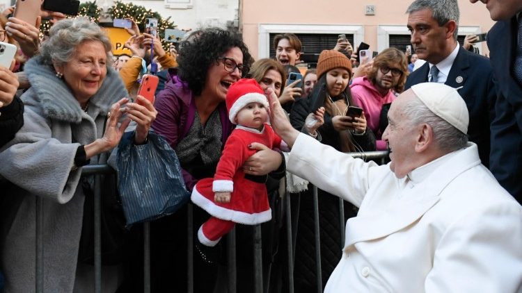 스페인 광장의 신자들과 인사하는 프란치스코 교황