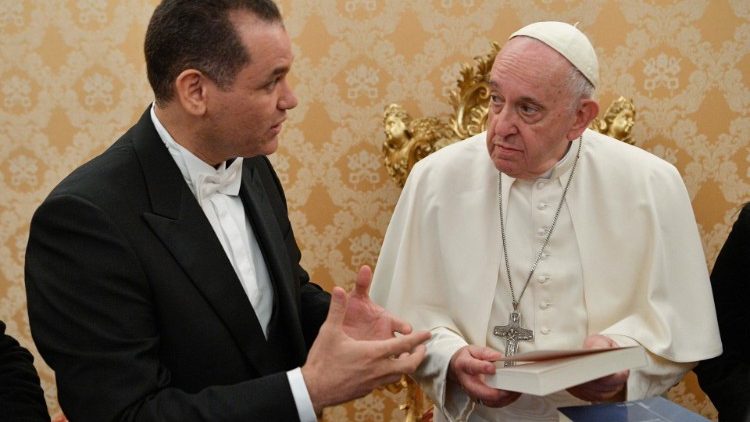 O também escritor Ian Carlos Torres Parra apresentou o seu libro ao Papa
