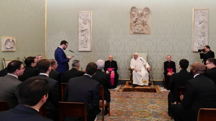 Папа Франциск на встрече с общиной духовной семинарии Барселоны (Ватикан, 10 декабря 2022 г.)