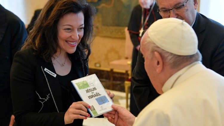Unesco Artist for Peace Guila Clara Kessous hands Pope Francis the audio book Jesus and Israel by Jules Isaac (Vatican Media)