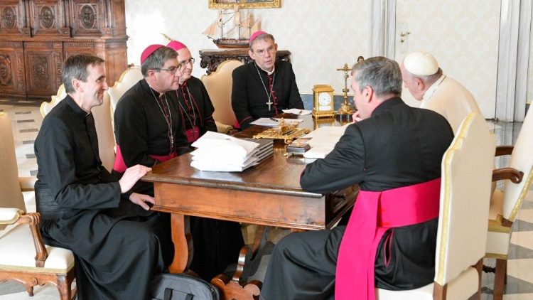 Le Pape François recevant la présidence de la Conférence des évêques de France, le 12 décembre. 