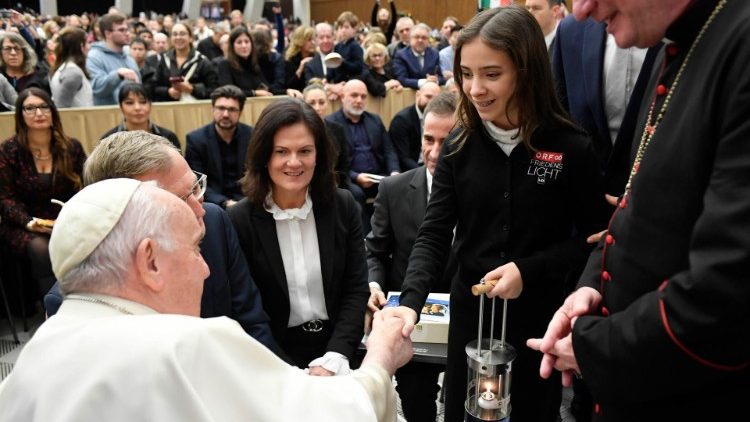 Papst Franziskus empfängt das Friedenslicht aus Betlehem aus den Händen von Sarah Noska (12)