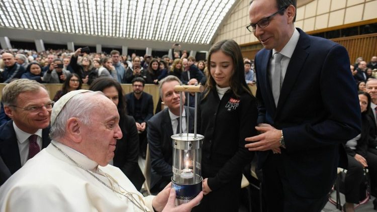 La dodicenne austriaca Sarah Noska dona al Papa una lanterna con la Luce della Pace di Betlemme