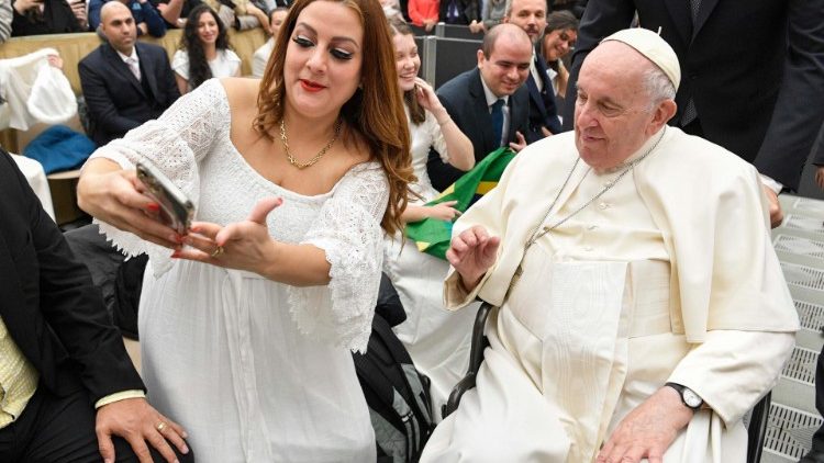 Una coppia fa una foto con il Papa