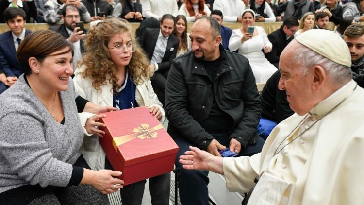 Alcuni pellegrini offrono un dono al Papa