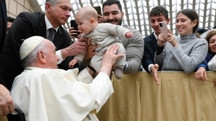 Francesco benedice un bambino