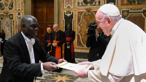Papst an neue Botschafter: „Licht in dunkle Ecken bringen“