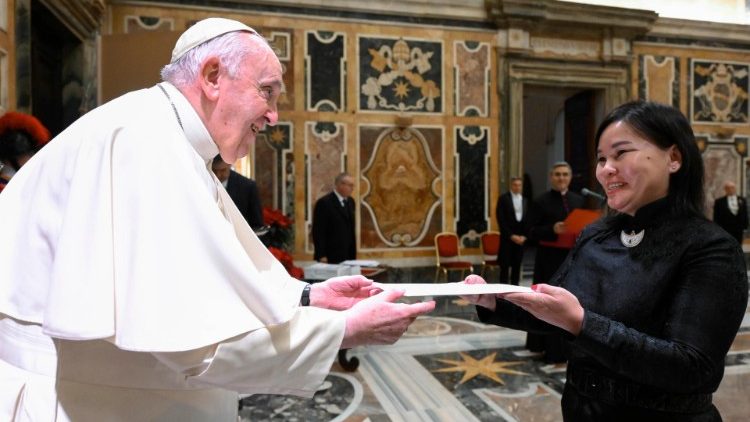 Mongolia's Ambassador to Holy See, Ms Gerelmaa Davaasuren, presents her credentials to MAP Francis