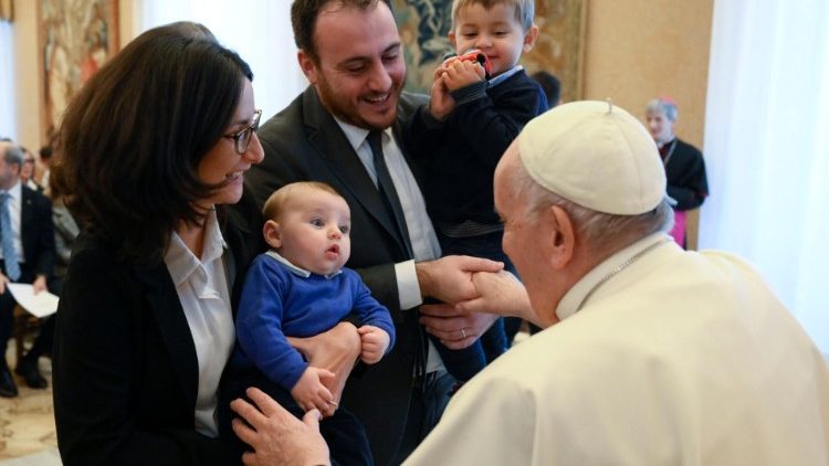 Il Papa saluta una famiglia