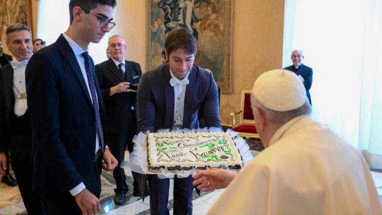 2022.12.17  Papa Francisko amefikisha miaka 86 ya Kuzaliwa.
