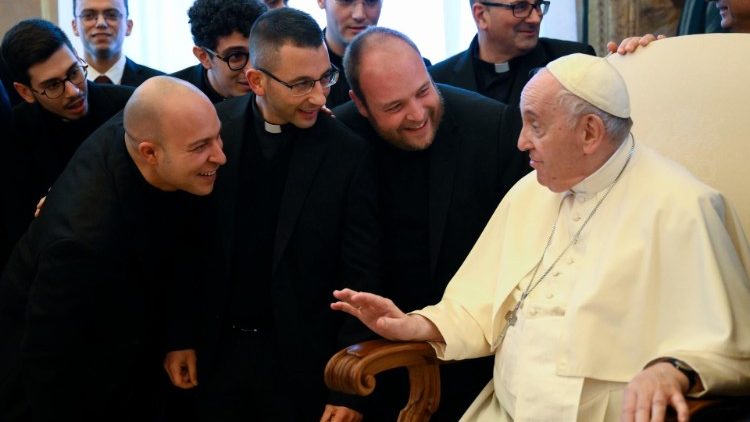 Il Papa con alcuni sacerdoti e seminaristi di Roma (foto d'archivio) 
