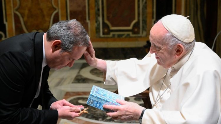 MAP Francis blesses a participant in the 'Christmas Contest'