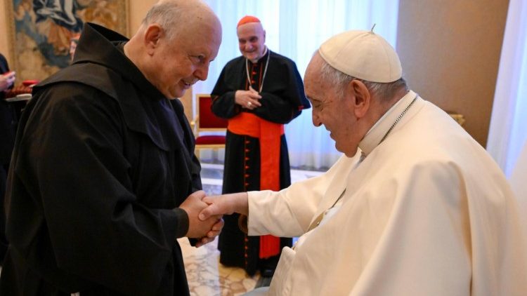 Le père Jallouf avec le Pape François.