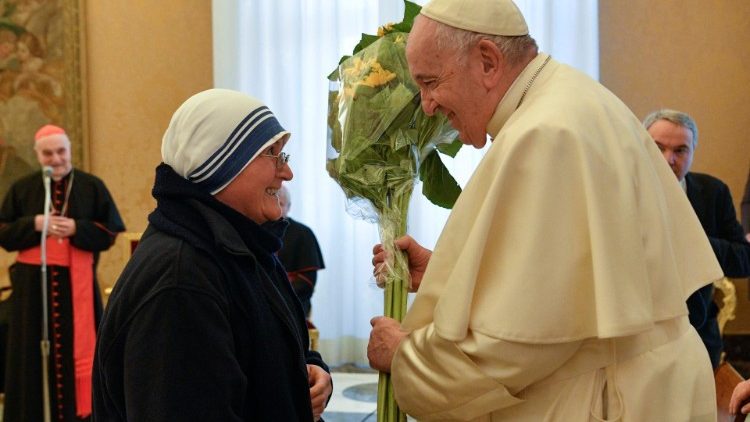 Francisco recibe a la delegación del Premio Madre Teresa