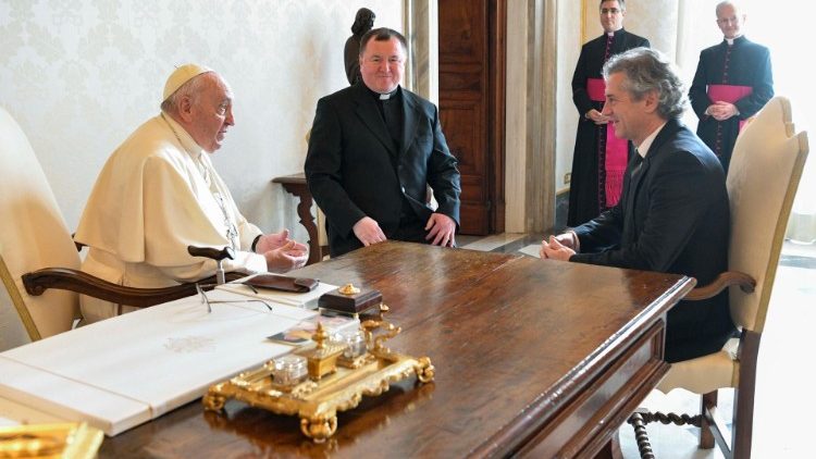 El Papa junto a Robert Golob, jefe del Governo de la República de Eslovenia