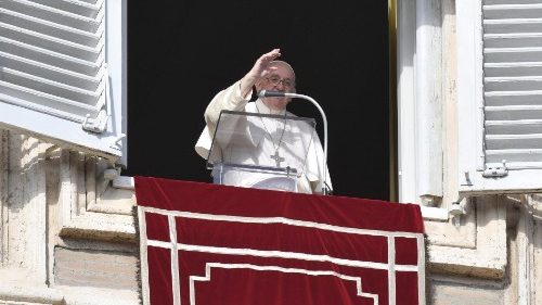 Pope at Angelus: ‘God can turn a crisis into a new horizon’