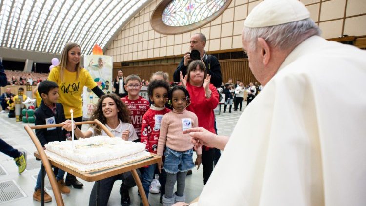 Papa Francisco com as crianças