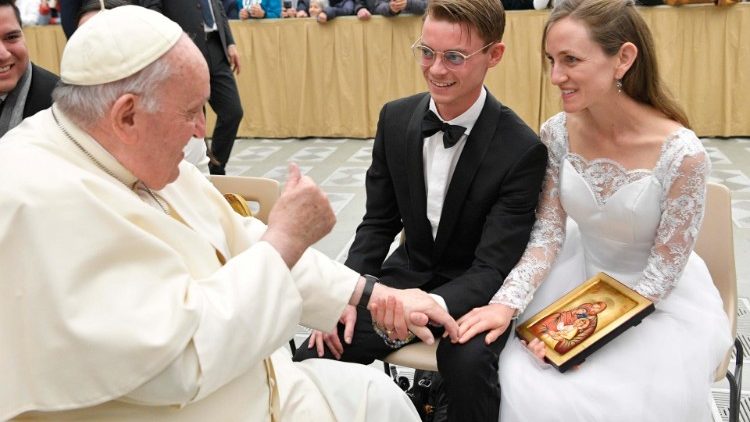 Una coppia di sposi con il Papa