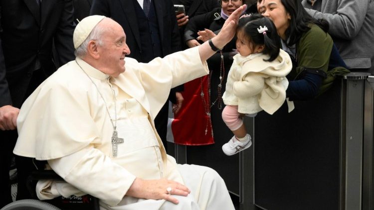 Il Papa tra i fedeli