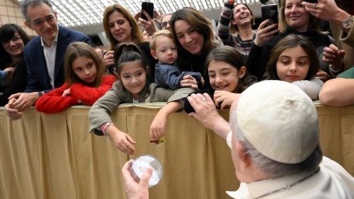 Papst an Vatikanangestellte: Gottvertrauen und Friedfertigkeit