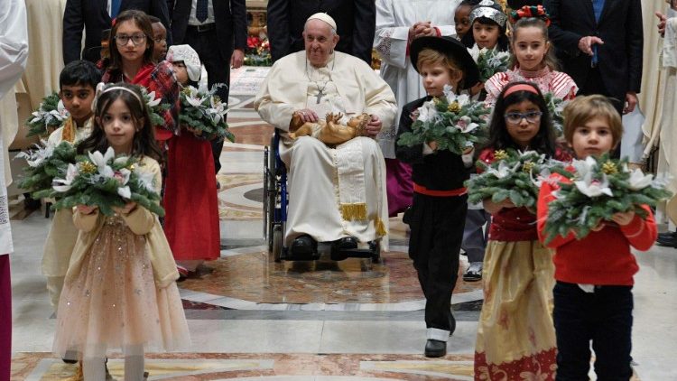 Papst Franziskus bei der Christmette im Petersdom
